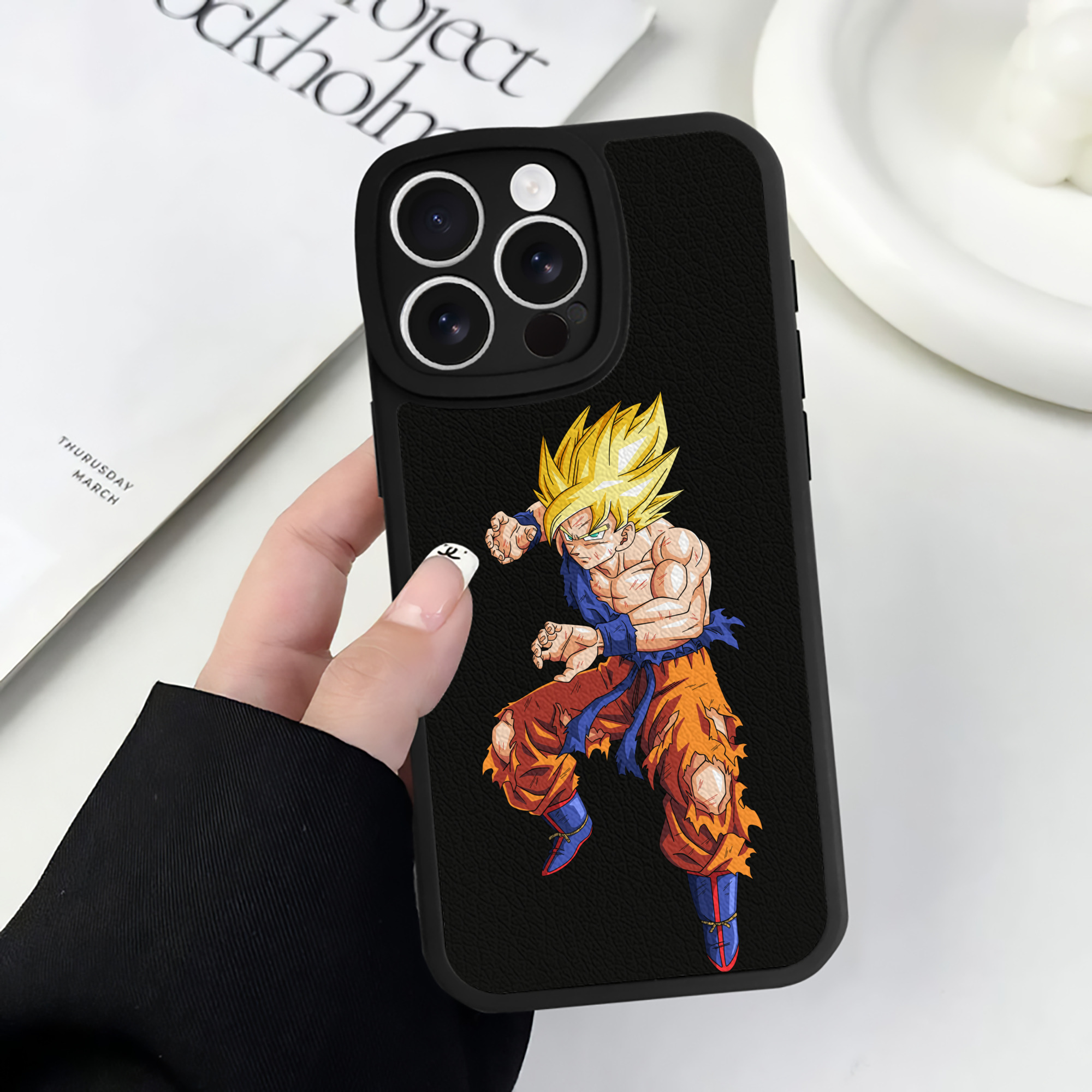 （画像用） ドラゴンボール 孫悟空（そん ごくう）Son Goku カカロット DRAGON BALL Kakarotto 【iPhone 16シリーズ対応】シリコンスマホケース（レザー調） 材質：シリコン